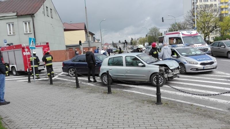 Stłuczka na skrzyżowaniu ulic Bogusławskiego i 11 Listopada