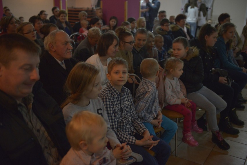 Kilkadziesiąt osób wzięło udział w zabawie choinkowej, którą...