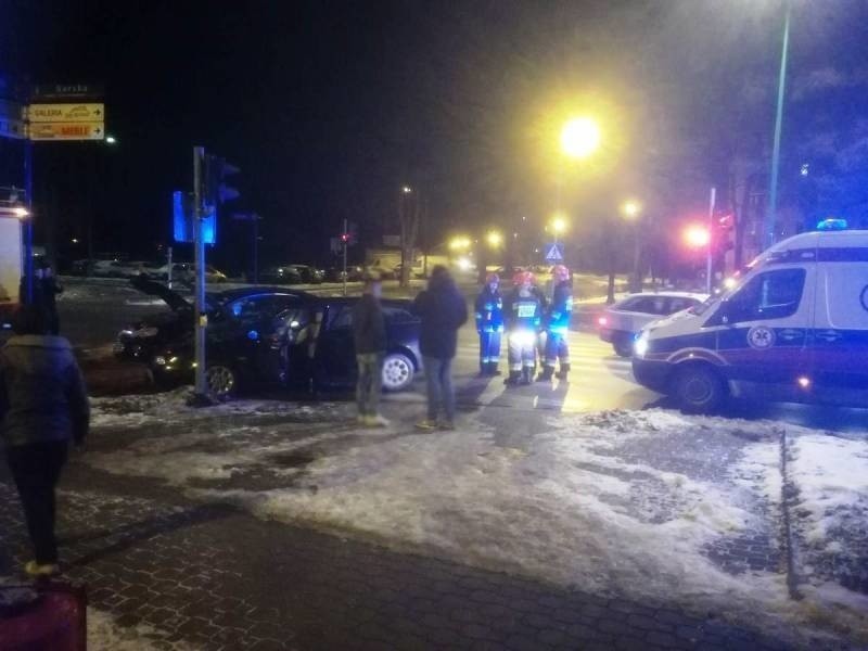 Nowy Sącz.  Zderzenie  samochodów na ul. Barskiej. Na miejscu pogotowie