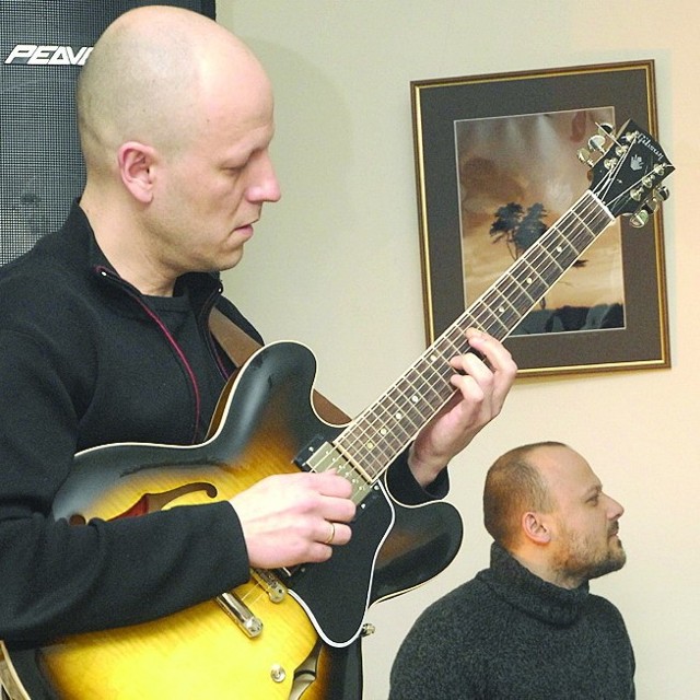 Maciej Grzywacz (z lewej) pokazał w Słupsku, jak się gra jazz na gitarze.