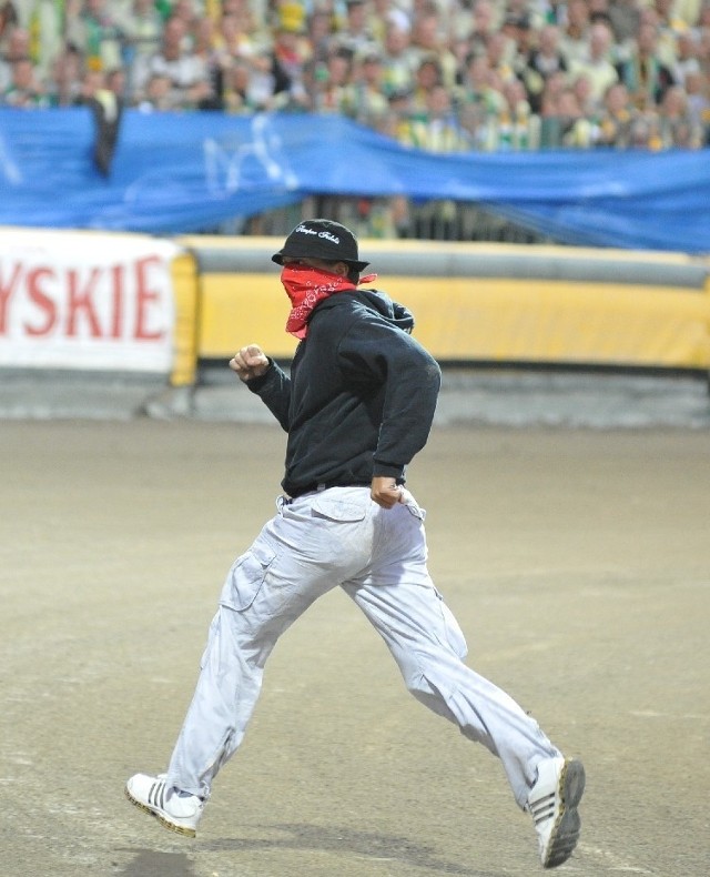 Podczas derbów w Zielonej Górze prowokowali nie tylko gorzowianie. Pseudokibic Falubazu podczas derbów zerwał flagę Stali i przebiegł stadion w trakcie zawodów. Nie został złapany.