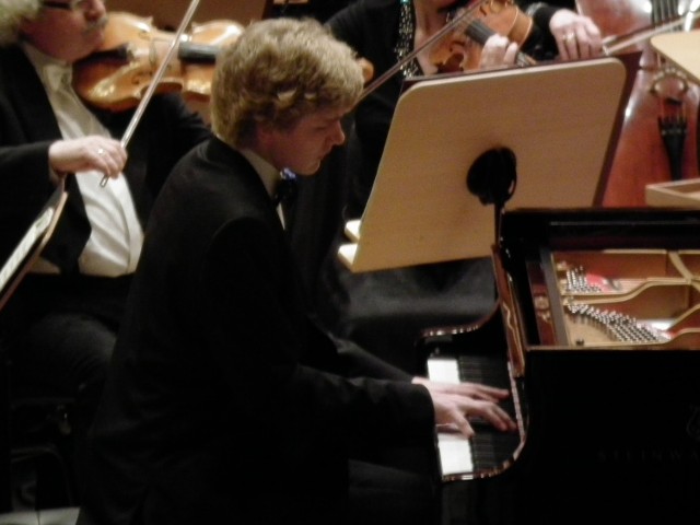 Piątkowego wieczoru Jan Lisiecki zagrał z Orkiestrą Filharmonii Poznańskiej.
