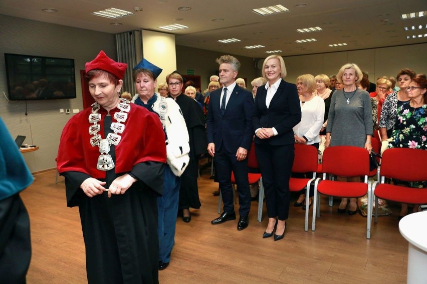 Studenci Uniwersytetu Trzeciego Wieku w Morawicy rozpoczęli nowy rok nauki. Zobacz zdjęcia 
