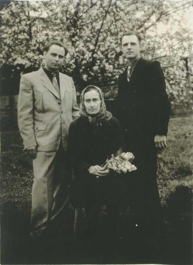 Opolanin Stanisław Wołoszczuk (z lewej) - autor cytowanej w artykule książki "Pokucie. Legenda i rzeczywistość&#8221;, z matką Katarzyną i bratem Józefem.