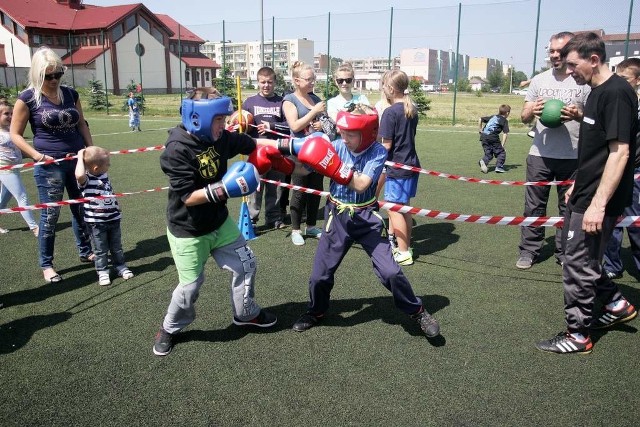 Na orliku przy ul. Wiatracznej dzieci i nastolatkowie próbowały swoich sił w boksie.