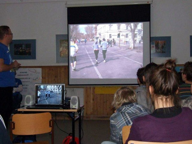 Uczniowie ZSS STO oglądali zdjęcia z maratonu