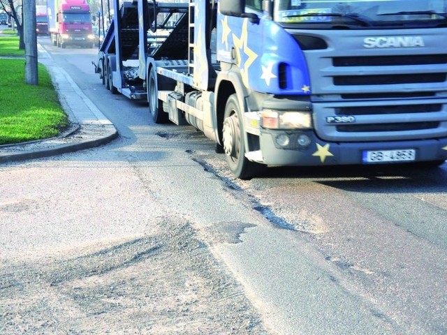 Takie dziury w jezdni powodują, że pełna tirów Utrata staje się jeszcze bardziej niebezpieczna.