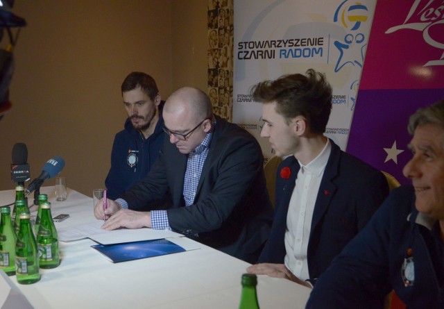 W czwartkowy wieczór Cerrad Czarni podpisali umowę sponsorską. Od lewej kapitan zespołu Daniel Pliński, prezes Mariusz Szyszko, Łukasz Majchrzyk z Leśnego Dworu oraz trener Raul Lozano.