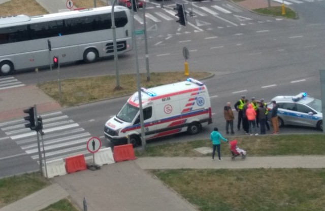 W niedzielę, około godz. 14, na skrzyżowaniu ulic Transportowej ze Składową w Białymstoku doszło do wypadku.