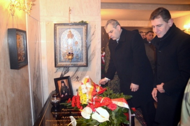 Wojewoda odwiedził groby ofiar katastrofy