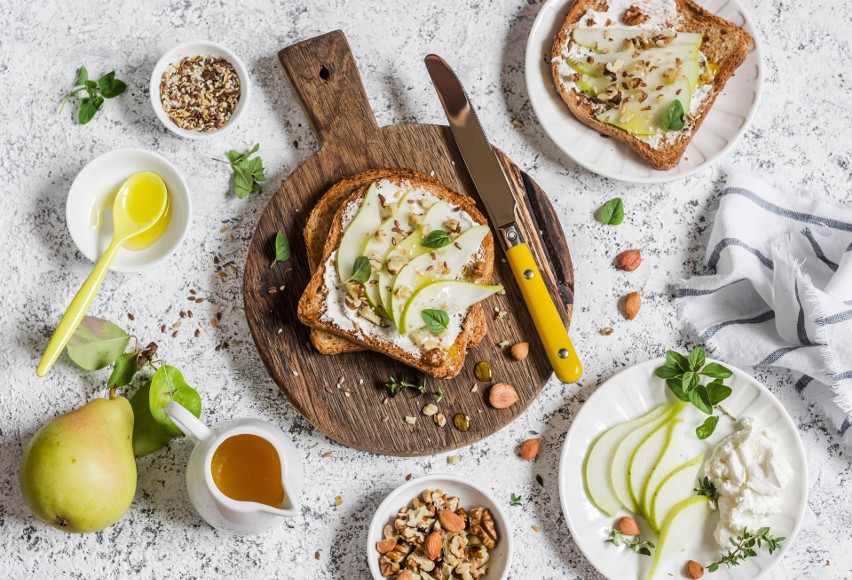 Pełnoziarnisty tost z kozim serem, gruszką i chrupiącym...