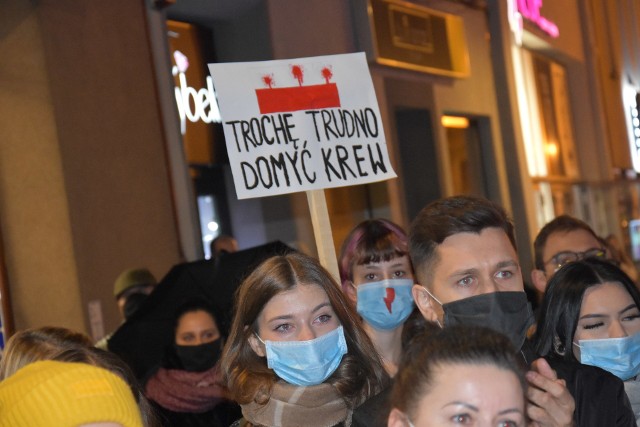Rybnik: Kobiety protestowały pod biurem PIS: "Chcemy zdrowia, nie  zdrowasiek"! | Dziennik Zachodni