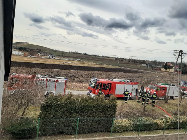 Pożar budynku mieszkalnego w Januszowicach w gminie Słomniki gasiło sześć jednostek straży