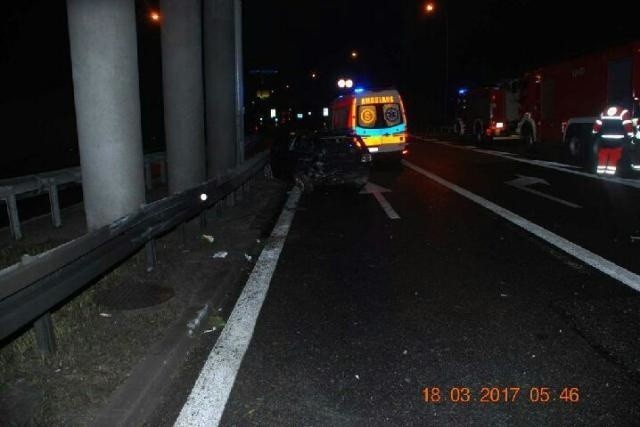 Tragiczny wypadek na S52. Trzy osoby ranne, jedna nie żyje