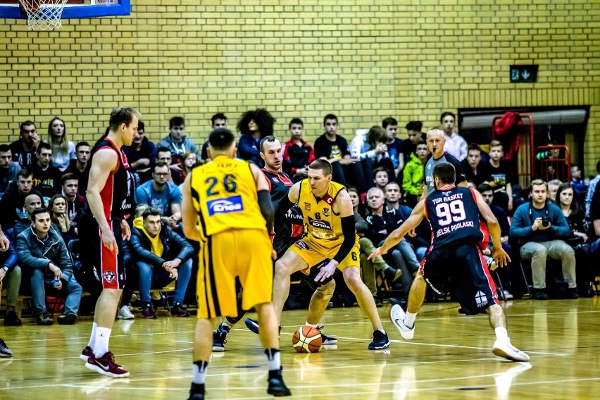 Mecz II ligi koszykówki Żubry Białystok - Tur Basket Bielsk...