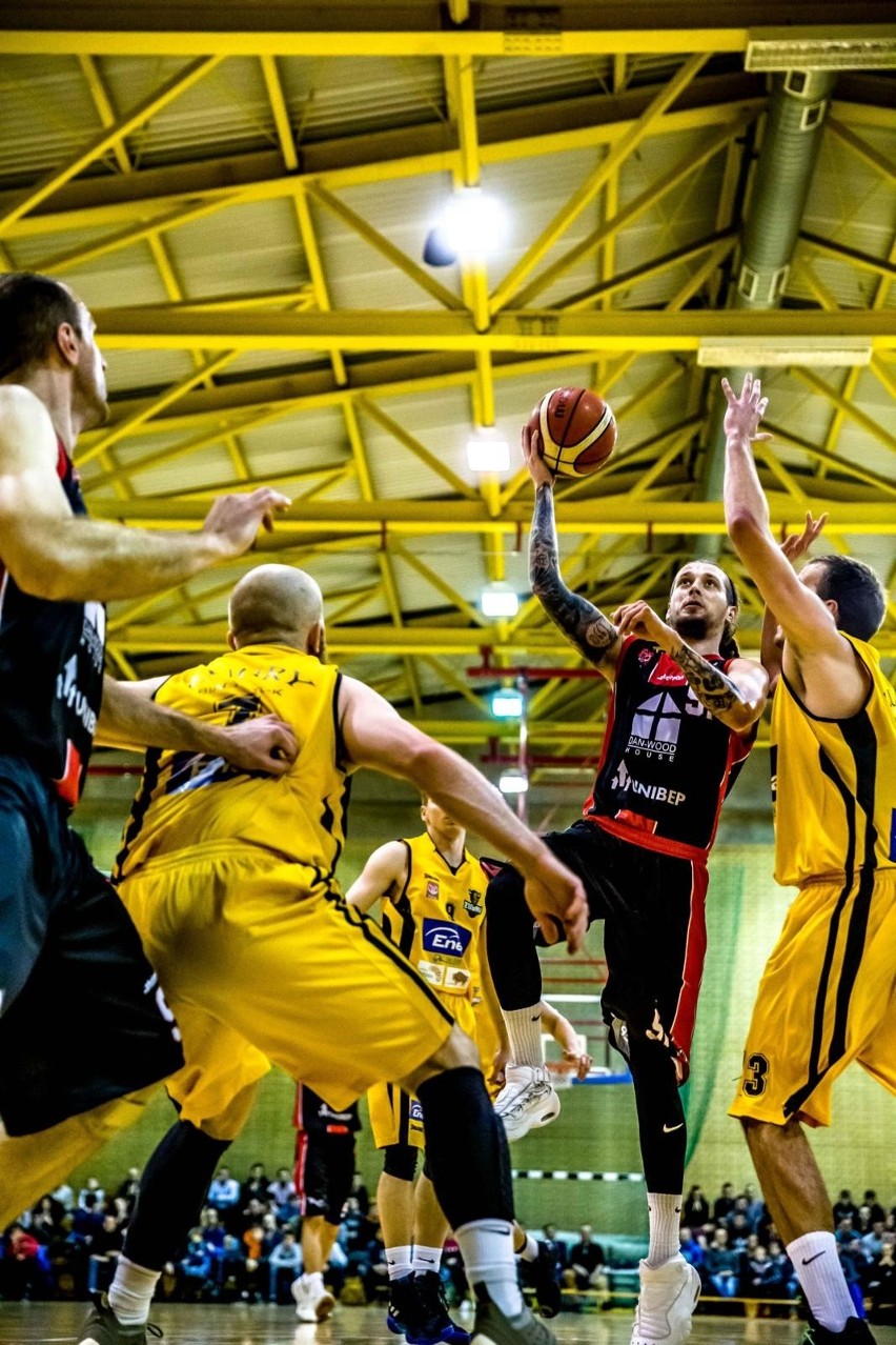 Mecz II ligi koszykówki Żubry Białystok - Tur Basket Bielsk...