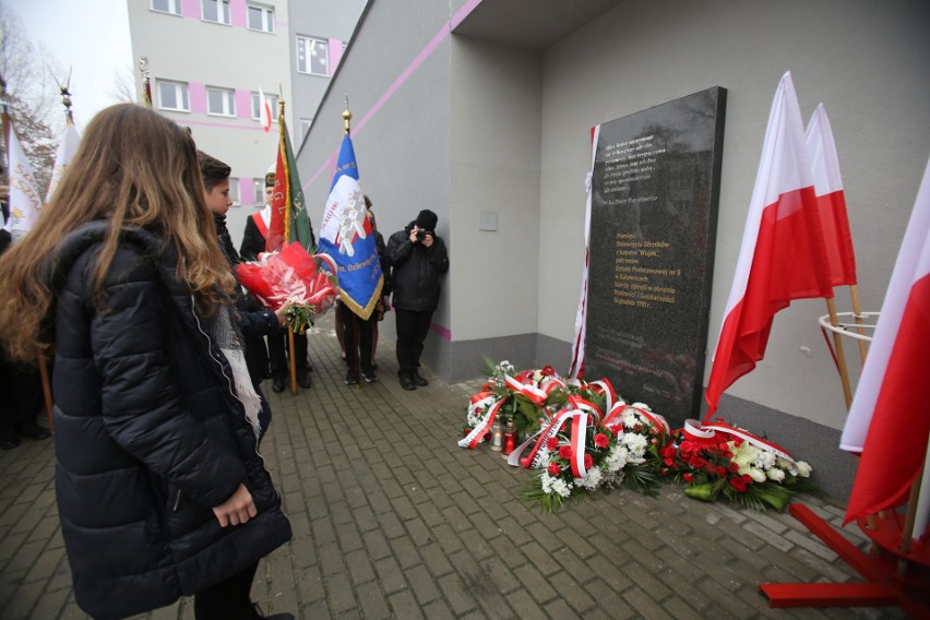 Obchody 37. rocznicy strajku i pacyfikacji kopalni „Wujek". Odsłonięto pamiątkową tablicę Dziewięciu Górników w SP nr 5 w Katowicach WIDEO 