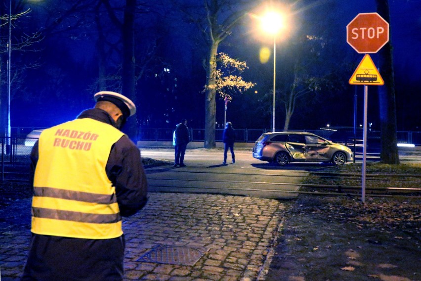 Wypadek na Biskupinie. Tramwaj zderzył się z samochodem [ZDJĘCIA]