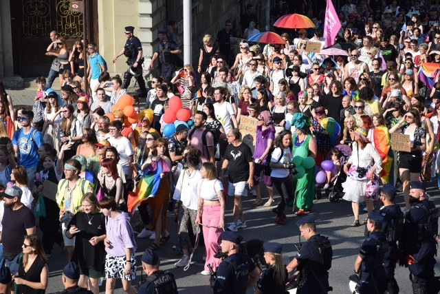Drugi Marsz Równości odbył się dzisiaj 3 lipca po południu w Bielsku-BiałejZobacz kolejne zdjęcia. Przesuwaj zdjęcia w prawo - naciśnij strzałkę lub przycisk NASTĘPNE