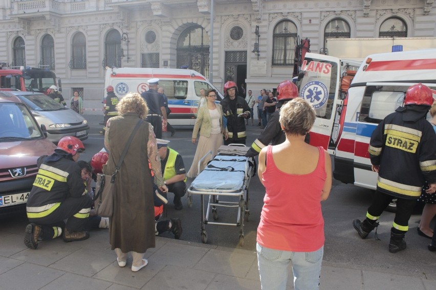 Poważny wypadek na Gdańskiej. Dwie kobiety przygniecione przez samochód do budynku [ZDJĘCIA+FILM]