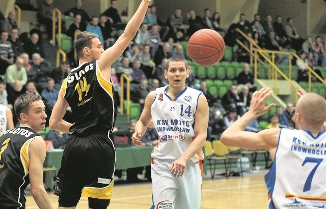 Mikołaj Grod (nr 14) i Bartosz Pochocki (7) byli liderami KSK Noteć w pierwszej lidze.