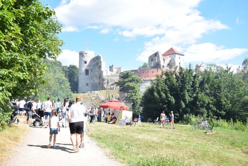 Juromania - święto Jury Krakowsko-Częstochowskiej z pokazami walk na zamkach, tajemniczym zwiedzaniem jaskiń i zabawami kulinarnymi