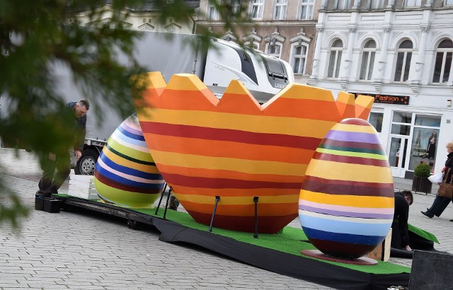 Na inowrocławskim Rynku stanęły już kolorowe pisanki całkiem słusznych rozmiarów. Przez najbliższe dni, a zwłaszcza w Wielkanocne Święta będzie tam można wykonać sobie rodzinną fotkę. Demontaż konstrukcji nastąpi 18 kwietnia.