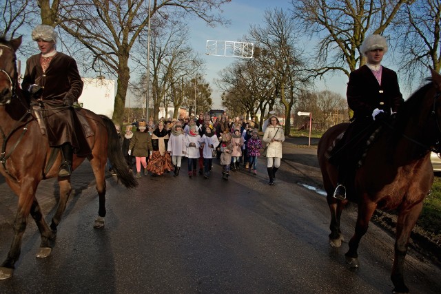 Uczestnicy orszaku przeszli z miejscowego kościoła do pałacu w Lubostroniu. Tu zobaczyliśmy jasełka w wykonaniu uczniów z Teatru Muzycznego działającego przy Zespole Szkół. Grupę przygotowały Monika Nowak i Halina Błaszczyk.