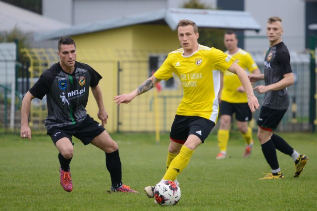 W czwartoligowym meczu Czarni Połaniec pokonali Star Starachowice 4:0. Czarni Połaniec - Star Starachowice 4:0 (1:0)Bramki: Damian Bawor 7, 51, Adrian Gębalski 67, Piotr Ferens 71.Czarni: Saracen – Smoleń, Meszek, Witek, Dyl – Bażant (84 Skiba), Wątróbski (70 Dziedzic), Misztal – Ferens (78 Śledź), Kamiński (58 Gębalski), Bawor (82 Słowen).Czarni szybko zareagowali na bolesną porażkę z Orliczem Suchedniów. – Po takich meczach można czuć niedosyt. W Orliczu kapitalnie bronił Aleks Shram, który pokazał wielką klasę. Zespół z Suchedniowa skupiał się głównie na przeszkadzaniu, ale swój cel osiągnął. Każdy ma jakąś swoją drogę, my wybraliśmy inną. Star, choć przegrał w Połańcu 0:4 starał się grać w piłkę, ale po stracie drugiego gola z drużyny Arkadiusza Bilskiego zeszło powietrze – powiedział Grzegorz Wcisło, trener Czarnych Połaniec.