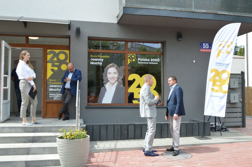 Posłanka Joanna Mucha otworzyła biuro w Ostrowcu. W mieście tworzone są struktury partii Polska 2050 Szymona Hołowni. Zobacz zdjęcia i film