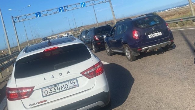 Na Moście Krymskim utworzył się ogromny korek. Ma on liczyć nawet 1300 samochodów.