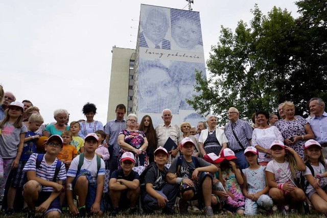 Kolejny ratajski mural zdobi już szczytową ścianę bloku na osiedlu Rusa. To mozaika z twarzami kilkorga jego mieszkańców. Współpraca SM Osiedle Młodych i malarza Wojciech Ejsmondta doprowadziła do powstania już dwóch murali - pierwszy w zeszłym roku ozdobił ścianę bloku na os. Piastowskim. Jak zapowiada prezes spółdzielni mieszkaniowej, na tym się nie skończy... Zobacz zdjęcia ---------->