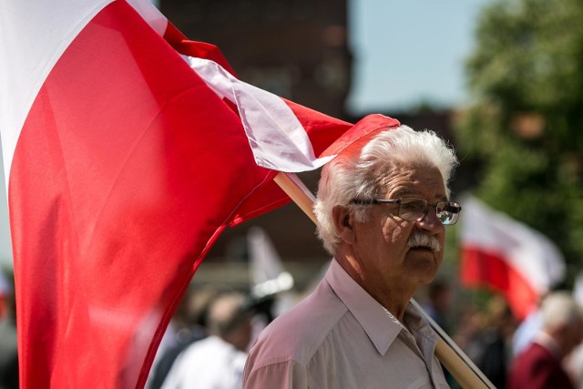 Zastanawiasz się, kiedy możesz wywiesić przed swoim domem flagę państwową? Zgodnie z prawem możemy eksponować ją przez cały rok, niezależnie od ważnych państwowych uroczystości, ale są dni, kiedy każdy obywatel powinien wywiesić. Ich wykaz prezentujemy w galerii ------>