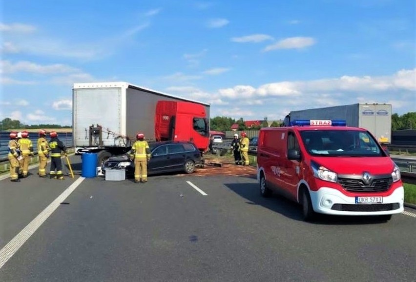 Dwa wypadki na autostradzie A4. Volkswagen zderzył się z...