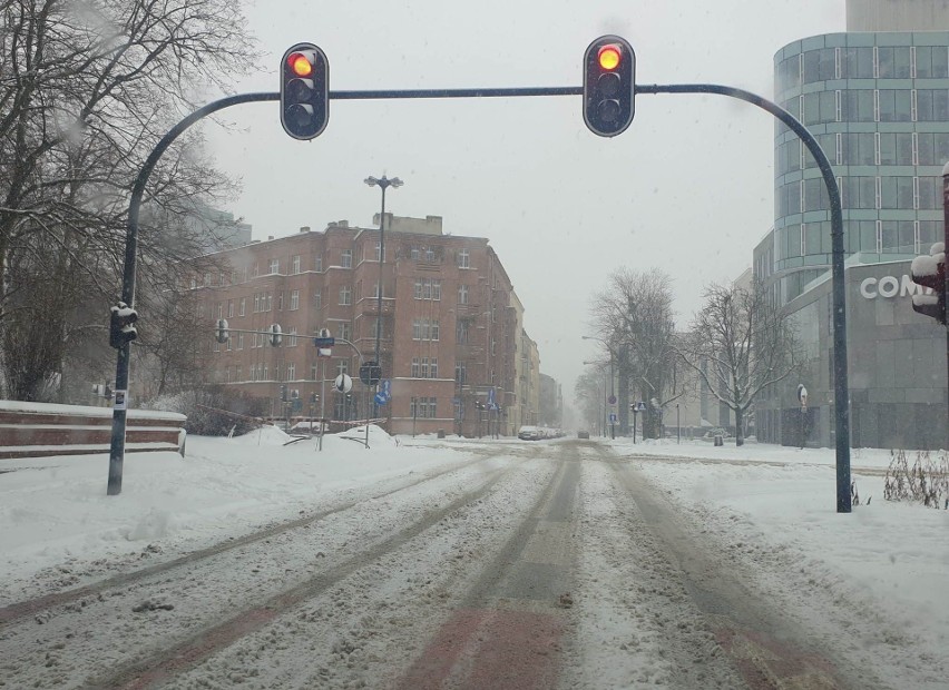 Pogoda w Łodzi. Sypnęło śniegiem, chwycił mróz. Do Łodzi wróciła zima ZDJĘCIA
