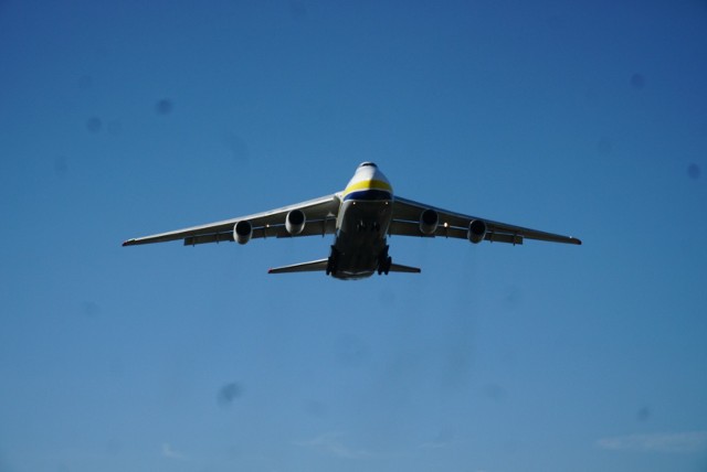 Na lotnisku w Krzesinach lądował  w czwartek wielki samolot transportowy AN-124 Rusłan.