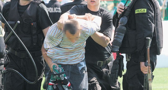 Mężczyznę ukarano tak, bo po meczu GKS - Górnik razem z kolegami wdał się w szarpaninę z ochroniarzami na stadionie