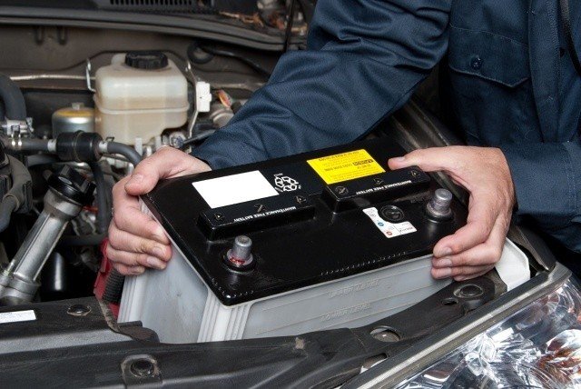 Jak ładować akumulator samochodu zimą? Jak dbać o