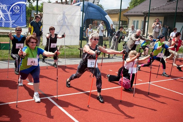 Nordic walking to forma rekreacji polegająca na marszach ze specjalnymi kijami.