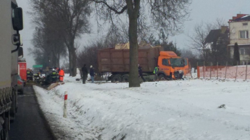 Tragiczny wypadek na K17 pod Zamościem. W zderzeniu z ciężarówką zginął kierowca renault