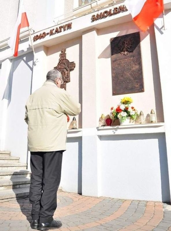 Tablica upamiętniająca katastrofę smoleńską jest wmurowana przy Kościele Matki Bożej Nieustającej Pomocy w Tarnobrzegu.