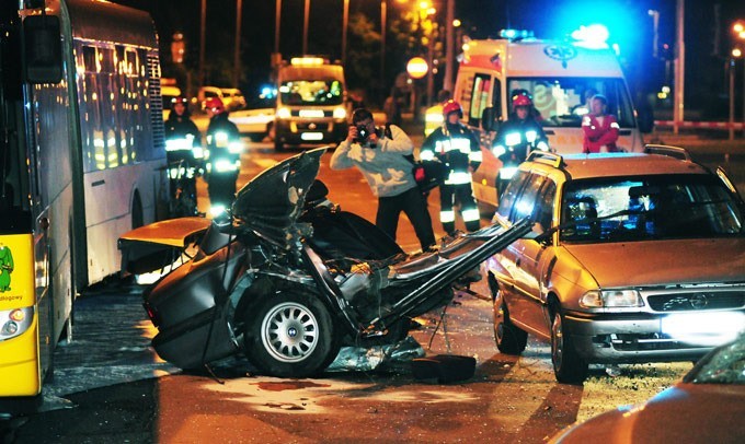 [zdjęcia] BMW zmiażdżone. Dwie osoby nie żyją