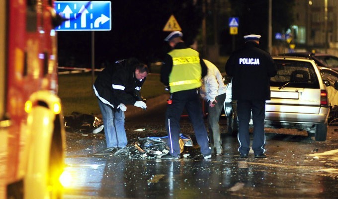 [zdjęcia] BMW zmiażdżone. Dwie osoby nie żyją