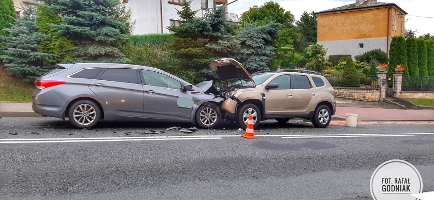 Wypadek w Brzostku. Na drodze krajowej nr 73 dacia czołowo zderzyła się z hyundaiem ranne zostały trzy osoby [ZDJĘCIA]