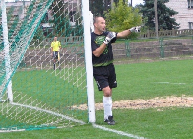 Plon Garbatka jest jedną noga w klasie A. Sławomir Pietrzyk, golkiper tej drużyny we wczorajszym meczu trochę bronił, a potem grał w ataku