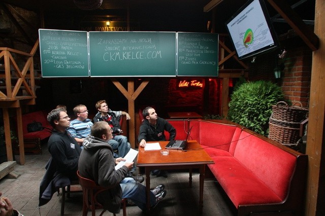 Podczas spotkania łowców burz w kieleckim pubie CKM, swoją wiedzę zainteresowanym prezentował między innymi Rafał Dzik &#8211; na zdjęciu przy komputerze.
