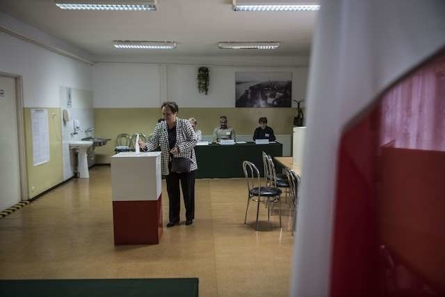 Referendum państwowe.lokal wyborczy w zajezdni miejskiej przy ul. Słowackiego głos oddaje pani Ewa