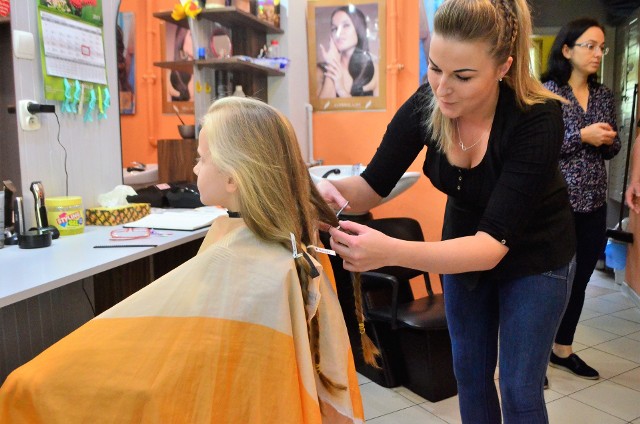 Dzieci i młodzież (prawie 30 osób) zdecydowały się oddać swoje włosy na rzecz fundacji Rak 'n' Roll, który wykorzystuje je do wytwarzania peruk z przeznaczeniem dla osób chorych na nowotwory. Wiele peruk trafi do dzieci, rówieśników uczniów Szkoły Podstawowej nr 6 w Mielcu. - Córka gdy usłyszała, że może w ten sposób pomóc chorym dzieciom, od razu się na to zdecydowała - mów mama 7-letniej Kornelii, jednej z pierwszych dziewczynek, które zdecydowały się na obcięcie włosów. Podczas gdy młodzi mielczanie oddawali włosy w jednym z salonów fryzjerskich, na parkingu przy SP6 zaparkował autobus, w którym można była oddać krew. Był to Krew – Bus z Regionalnego Centrum Krwiodastwa i Krwiolecznictwa z Rzeszowa. Chwilę później przed jego drzwiami ustawiła się długa kolejka osób chętnych do pomocy. Krew mogą oddawać tylko osoby pełnoletnie. Nie zabrakło więc osób w dojrzałym wieku, jak również tych, którzy pełnoletność osiągnęli kilka tygodni. Jedną z nich była Monika, uczennica jednego z mieleckich liceów. - Już dawno chciałam to zrobić, ale ograniczał mnie wiek. Teraz gdy jestem już pełnoletnia, od razu zdecydowałam się na taki krok - powiedziała. Łącznie w obu akcjach wzięło udział ponad 100 osób.