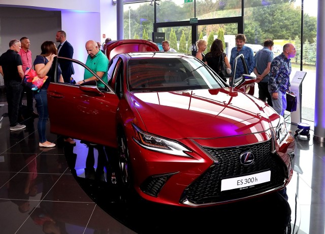 Najnowszy model najpopularniejszej limuzyny Lexusa na świecie został zaprezentowany w szczecińskim salonie samochodowym Lexus Szczecin Kozłowski.Wydarzenie przyciągnęło kilkudziesięciu gości, którzy chcieli bliżej poznać motoryzacyjną nowość. Lexus ES odznacza się wyrazistą stylistyką, choć nie da się nie zauważyć licznych nawiązań do flagowej limuzyny Lexusa, czyli monumentalnego LSa.Przestronne i ekskluzywne wnętrze jest bogate w nowoczesne technologie ułatwiające kierowcy jazdę. Auto zdecydowanie zdobyło uznanie pierwszych potencjalnych kupców.[sc]Zobacz także: Oceniamy szczecińskich kierowców. Oto ich największe wady [WIDEO][/sc]