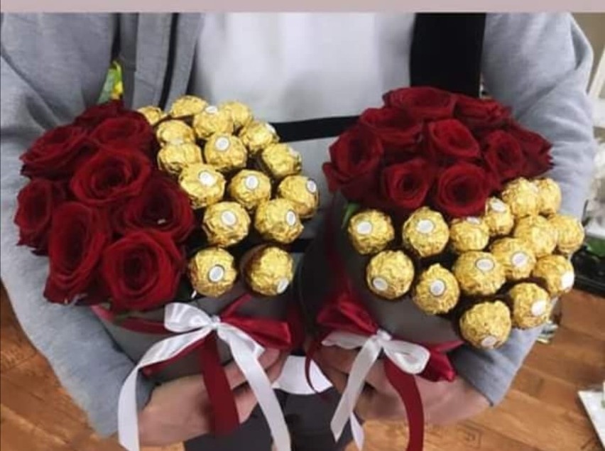 Przykładowe flower boxy: róże i czekoladki.
